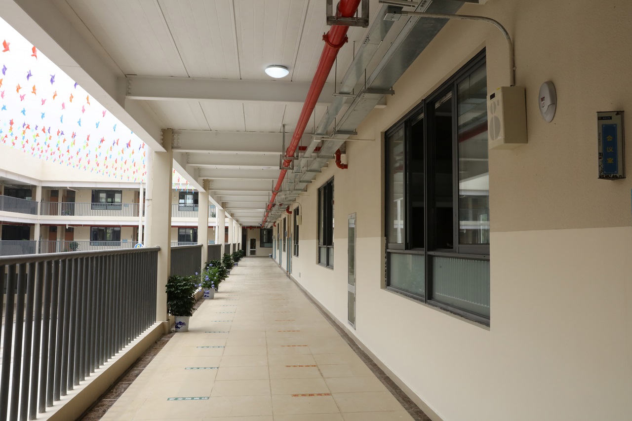 How was a prefabricated steel school with 2,160 places built in four months? — original report image 18