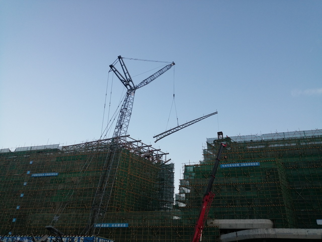 Long-cantilever hotel roof trusses successfully lifted at Shenzhen Jinshawan — original report image 7