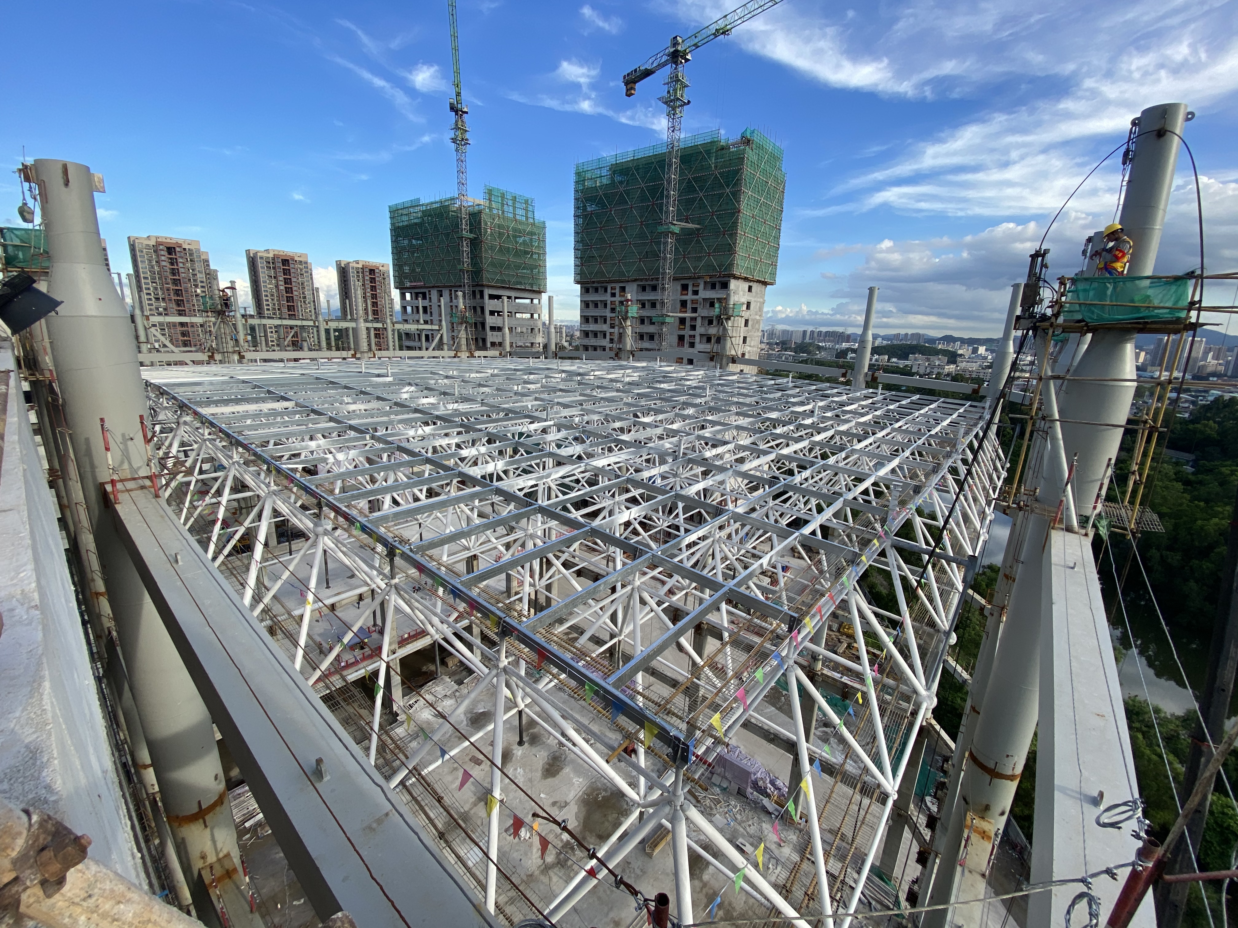 Shenzhen's first high-rise, long-span steel cold-storage roof successfully lifted — original report image 6