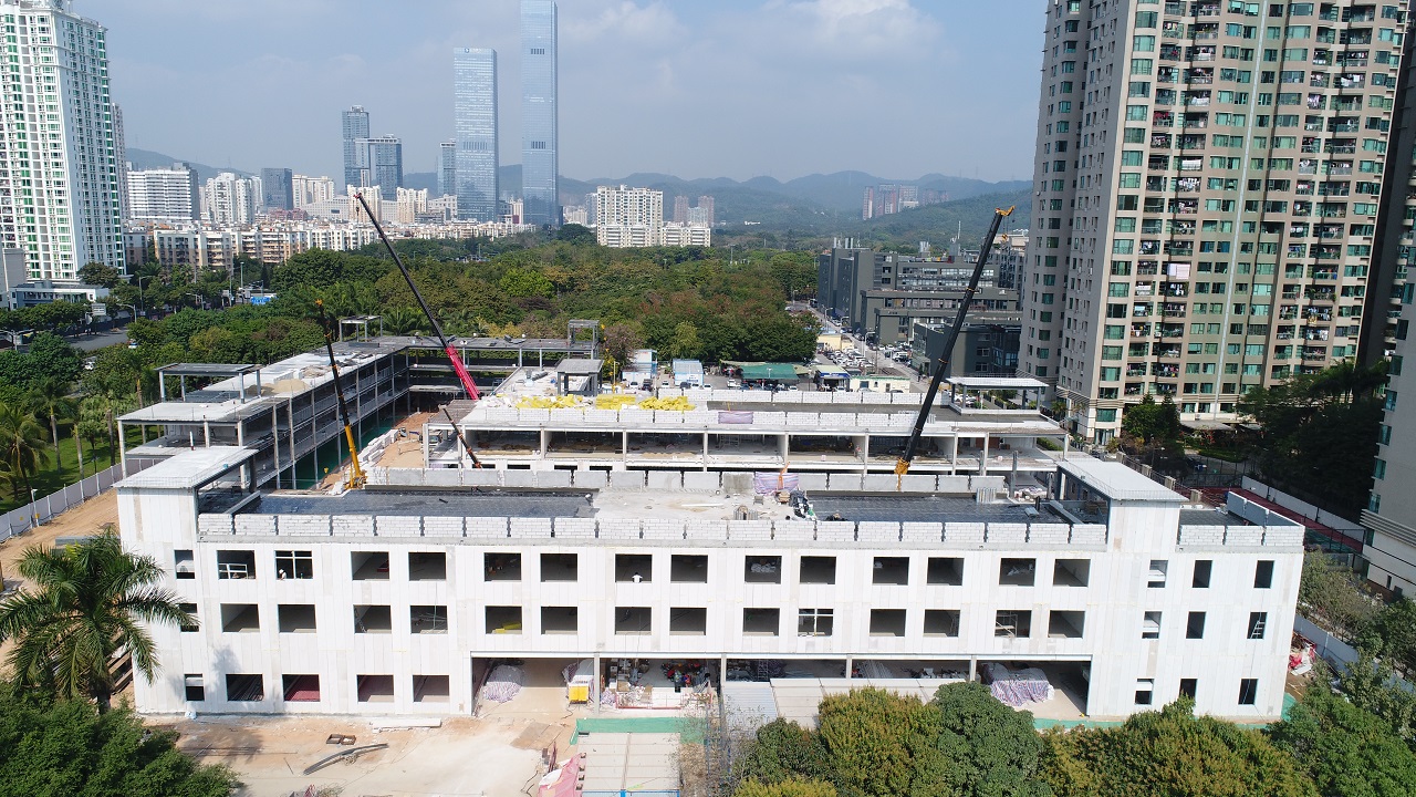 How was a prefabricated steel school with 2,160 places built in four months? — original report image 16