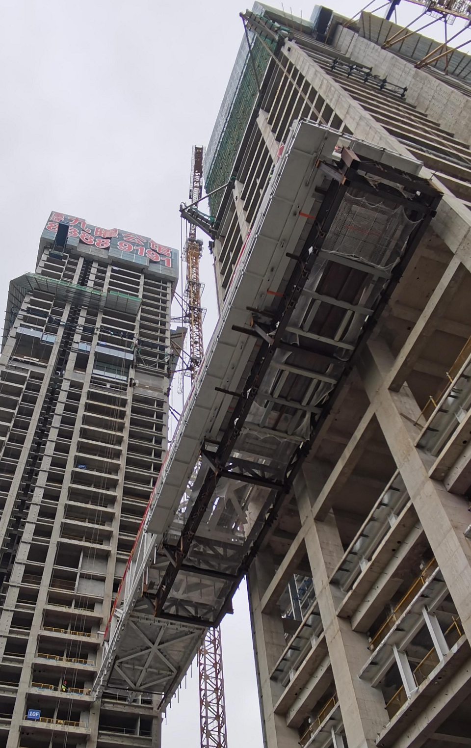 First high-altitude asymmetric steel skybridge successfully lifted at Futong Jiuyue Mansion — original report image 4