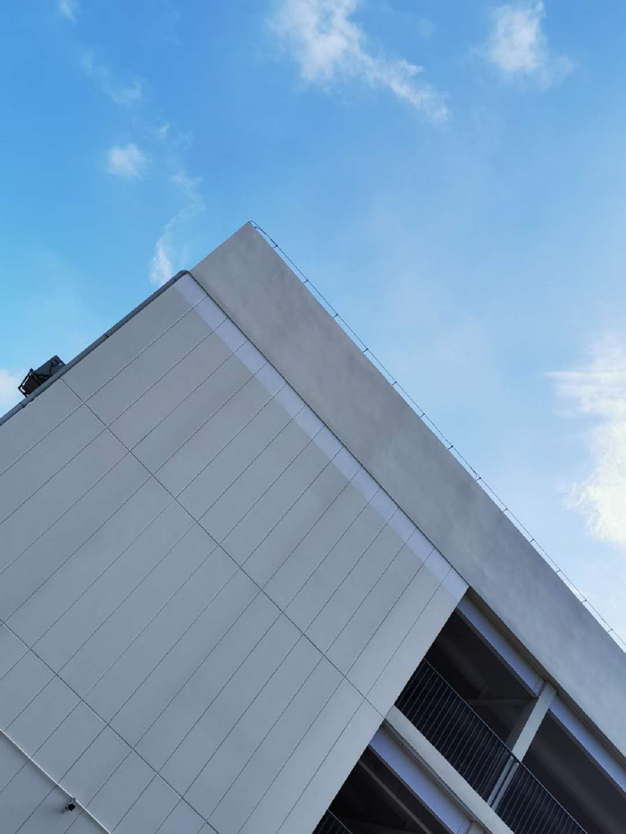 How was a prefabricated steel school with 2,160 places built in four months? — original report image 20