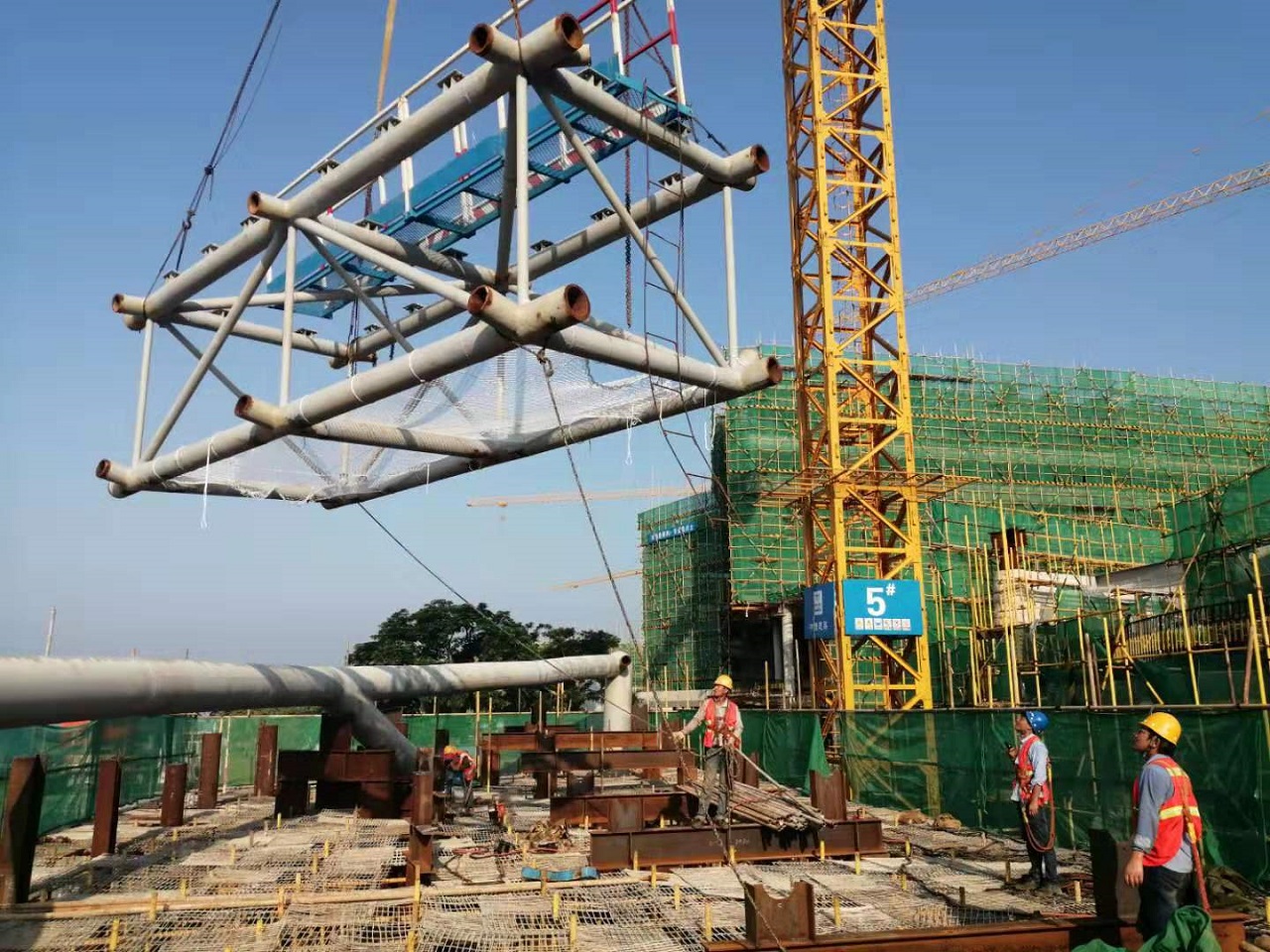 Long-cantilever hotel roof trusses successfully lifted at Shenzhen Jinshawan — original report image 11