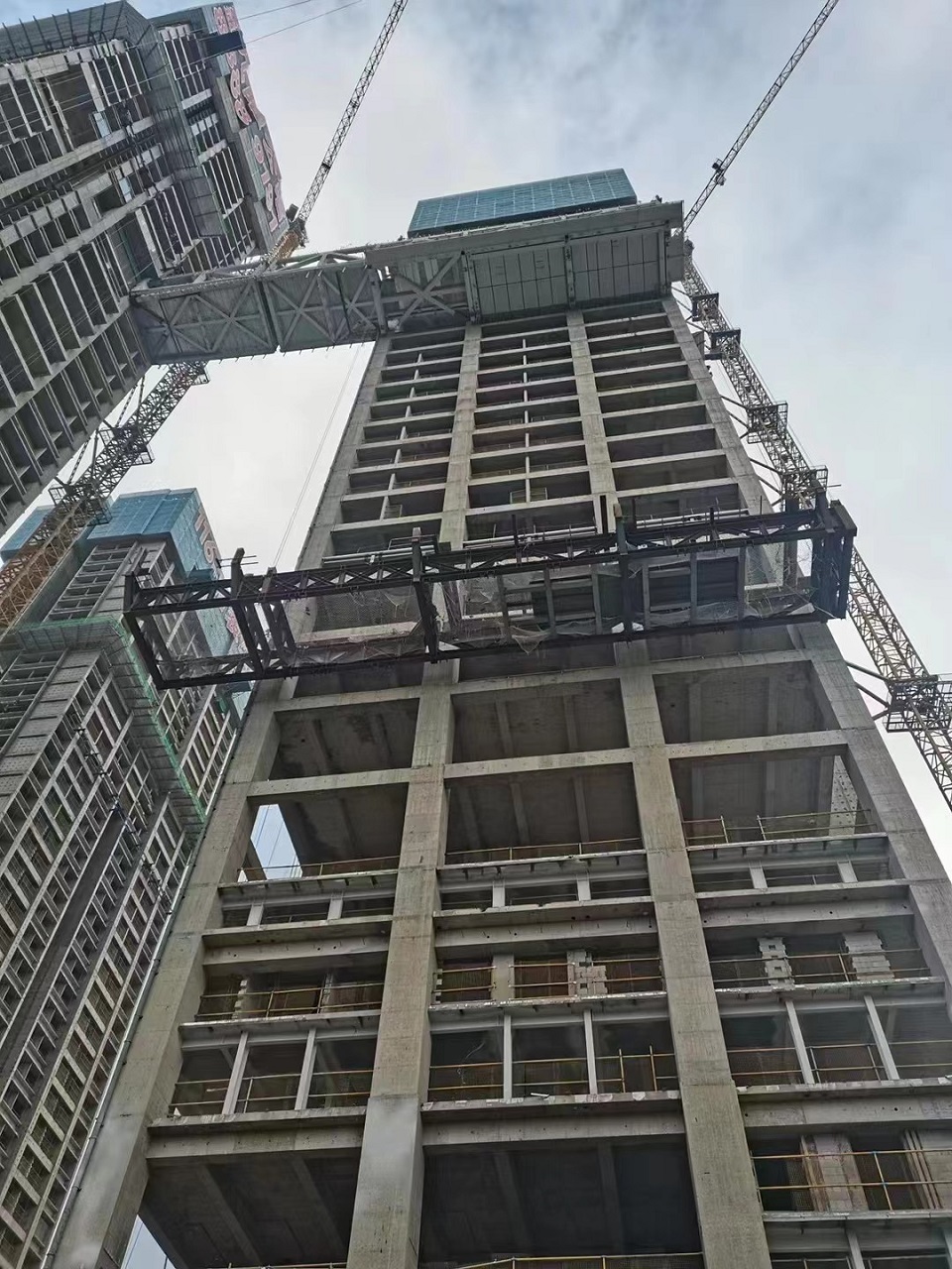 First high-altitude asymmetric steel skybridge successfully lifted at Futong Jiuyue Mansion — original report image 5