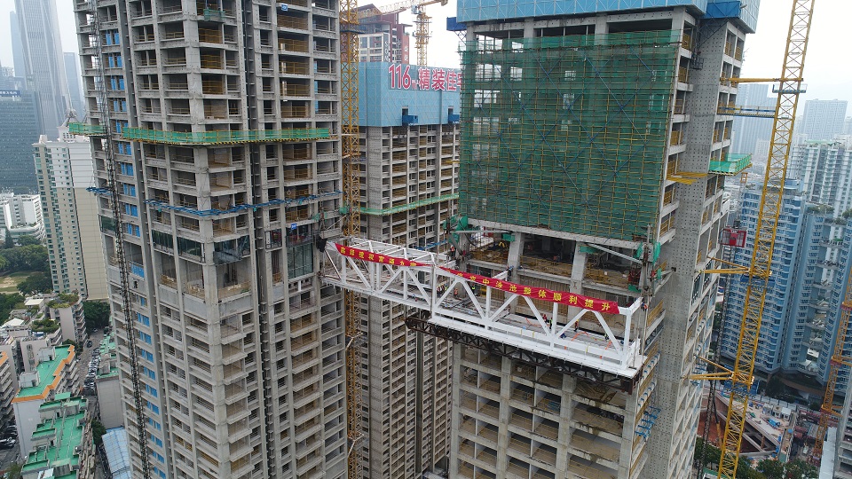 First high-altitude asymmetric steel skybridge successfully lifted at Futong Jiuyue Mansion — original report image 3