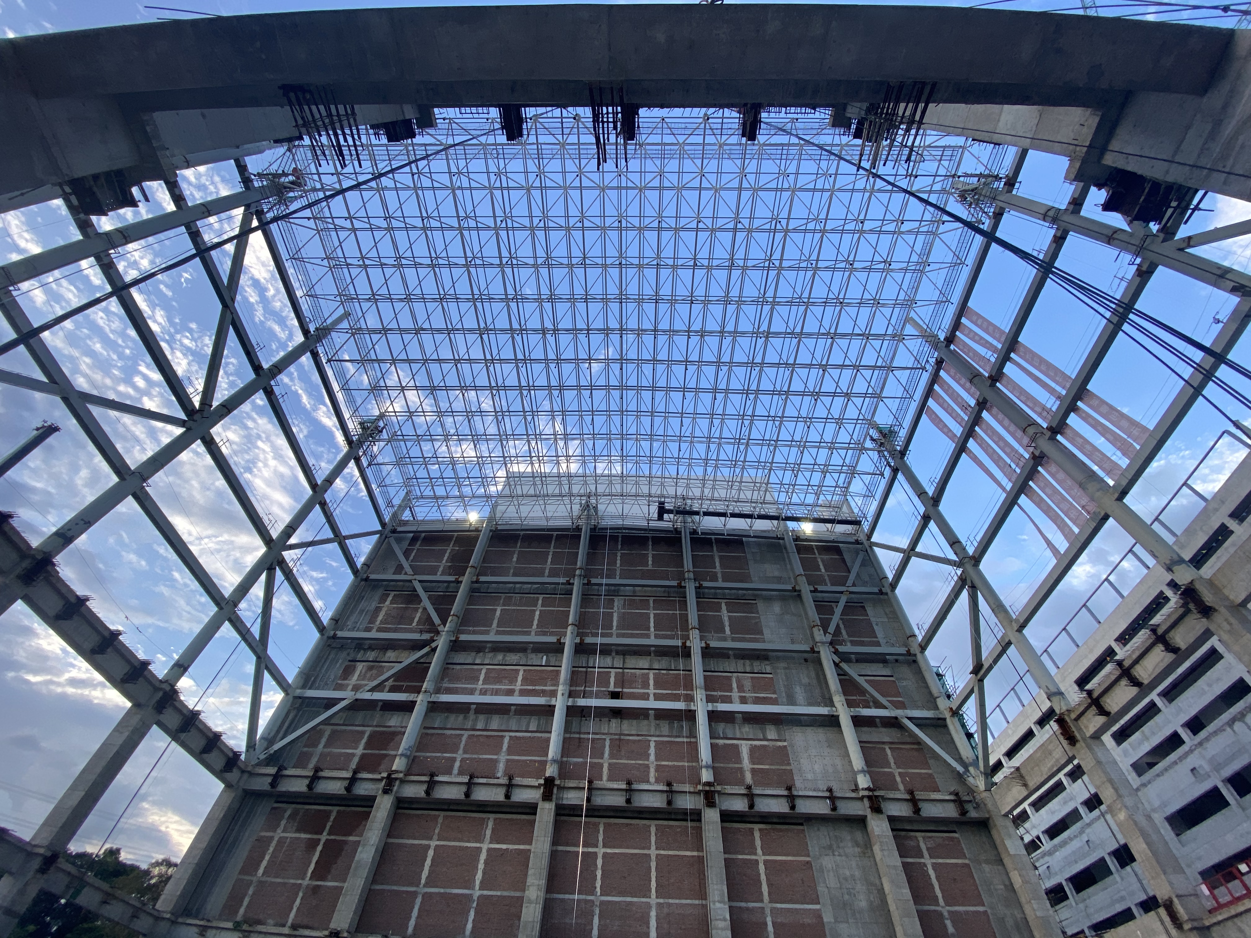 Shenzhen's first high-rise, long-span steel cold-storage roof successfully lifted — original report image 3