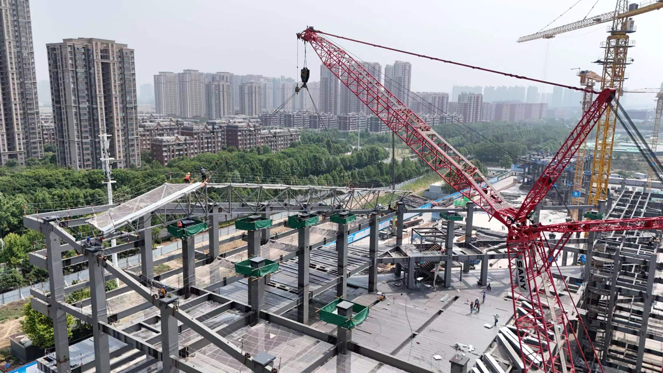 First roof truss lifted at Zhengzhou High-tech Urban Cultural Complex — original report image 4