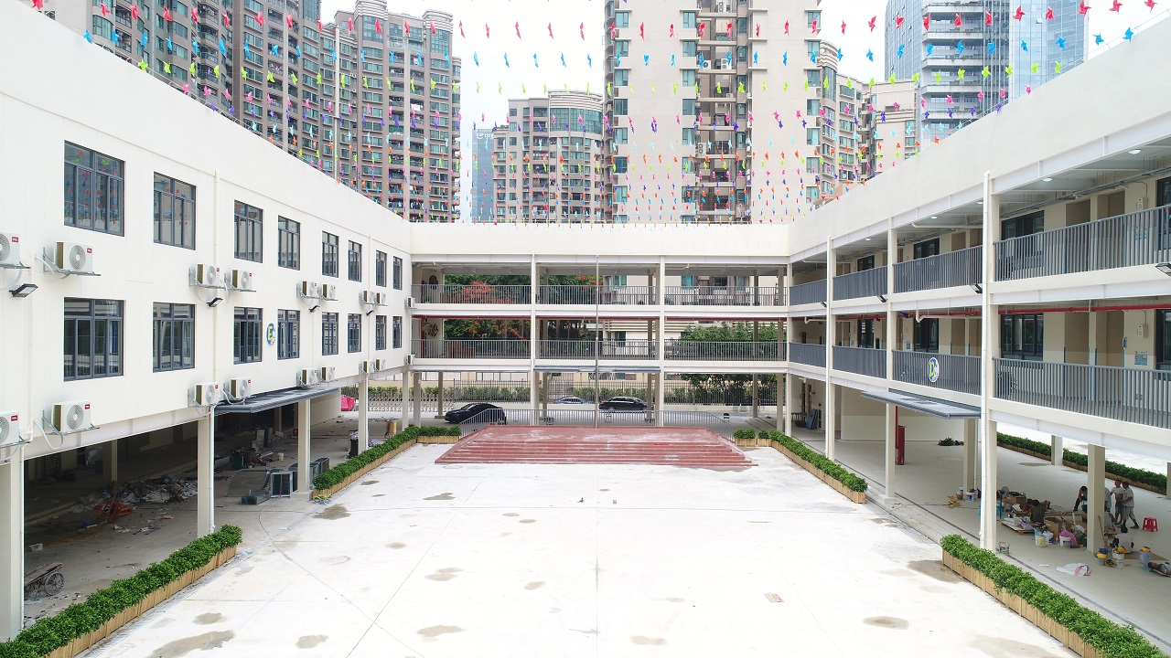 How was a prefabricated steel school with 2,160 places built in four months? — original report image 5