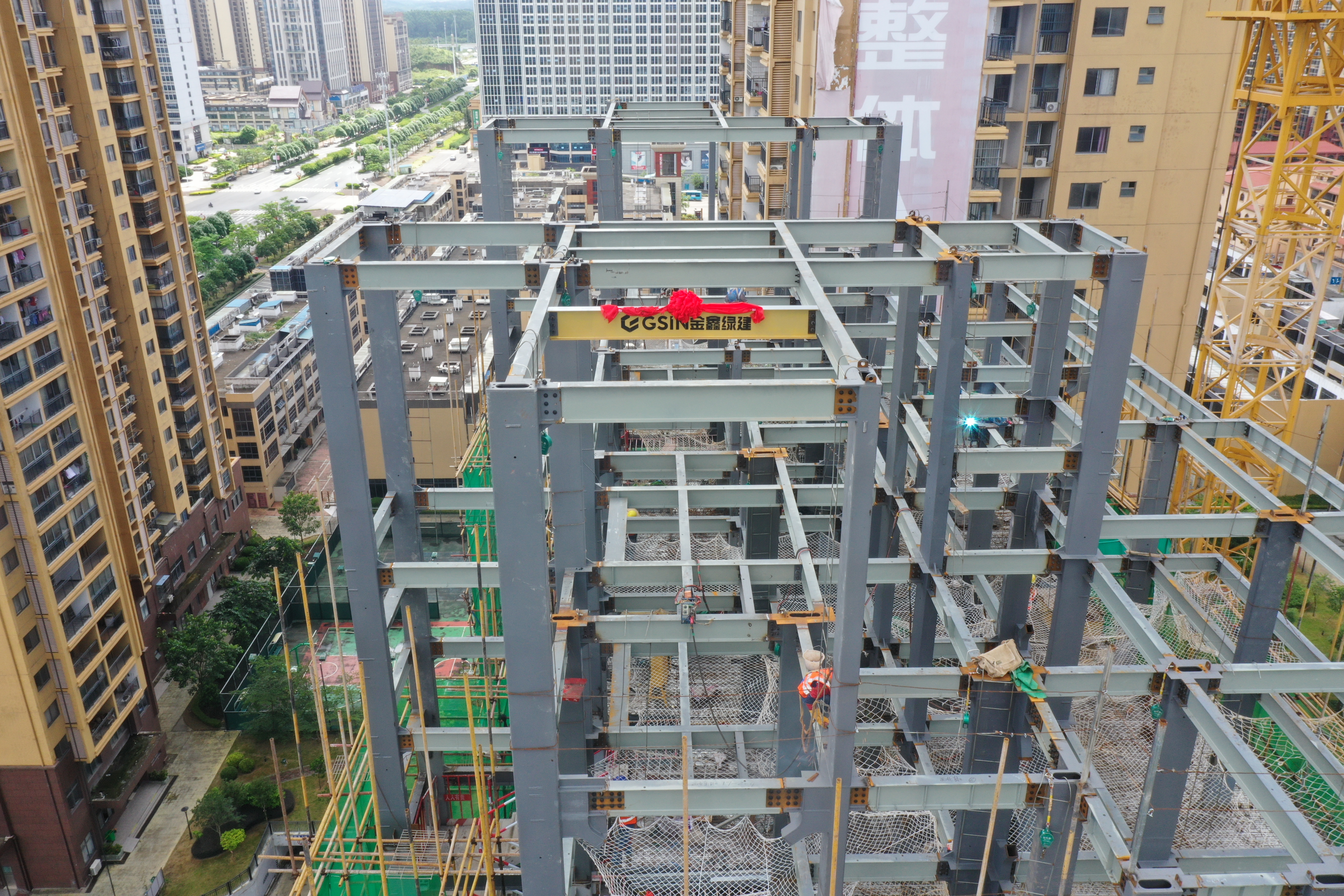 Fangchenggang's first prefabricated steel residential structure tops out — original report image 2