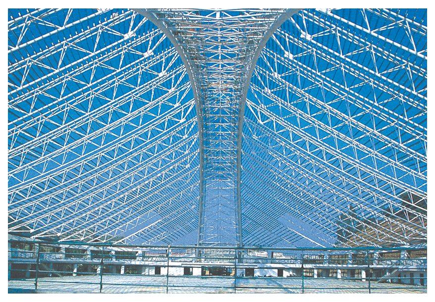 Large-span spatial pipe truss roof structure of a gymnasium